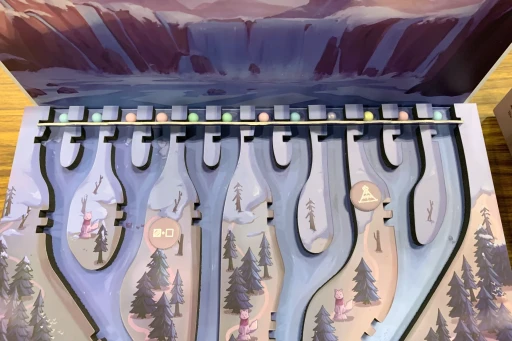 画像ギャラリー No.003のサムネイル画像 / 流れるパールを受け止めろ! 奇抜なビジュアルとシンプルかつ堅実なルールが同居したボードゲーム「12 Rivers」日本語版を紹介