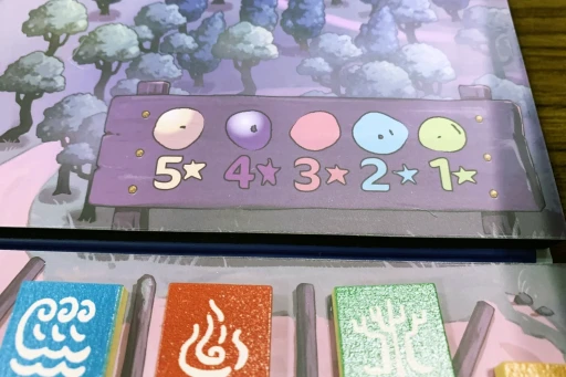 画像ギャラリー No.006のサムネイル画像 / 流れるパールを受け止めろ! 奇抜なビジュアルとシンプルかつ堅実なルールが同居したボードゲーム「12 Rivers」日本語版を紹介