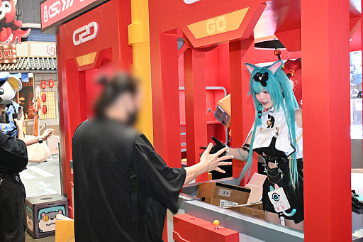 画像ギャラリー No.005のサムネイル画像 / 「ニコニコ超会議2026」に「NTE: Neverness to Everness」のブースが出展。ステージでは作中の機能を使ったレース大会や公式コスプレイヤーの撮影会も