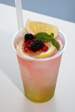 画像ギャラリー No.012のサムネイル画像 / 「NTE」と秋葉原のメイドカフェ「氷と宝石のパティスリー リリアンキュキュ」がコラボ。公式コスプレイヤーも登場した内覧会をレポート