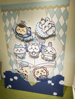画像ギャラリー No.005のサムネイル画像 / 恐竜とアリスなちいかわたちがやってきた！ 「ちいかわぽけっと」公式グッズ第3弾が本日発売。池袋のPOP UP STOREをひと足先に見てきたゾーイ