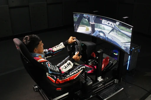 ���������꡼ No.003�Υ���ͥ������ / �Υ��󥿥ӥ塼�ϡ�Project Motor Racing�פγ�ȯ�ץ������˻���ů��᤬���á�����٥ƥ��ɥ饤�С����졼������Υꥢ�����