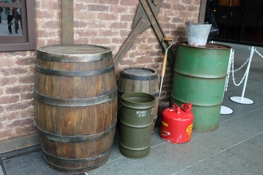 画像ギャラリー No.003のサムネイル画像 / 「FINAL FANTASY VII」の酒場が六本木ヒルズ大屋根プラザに期間限定で出現！　凝った店内で“未来のレモンサワー”を楽しもう