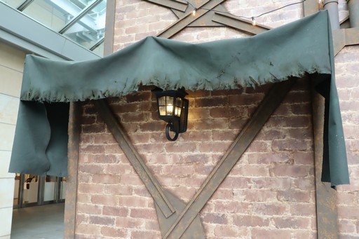 画像ギャラリー No.006のサムネイル画像 / 「FINAL FANTASY VII」の酒場が六本木ヒルズ大屋根プラザに期間限定で出現！　凝った店内で“未来のレモンサワー”を楽しもう