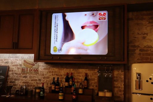 画像ギャラリー No.009のサムネイル画像 / 「FINAL FANTASY VII」の酒場が六本木ヒルズ大屋根プラザに期間限定で出現！　凝った店内で“未来のレモンサワー”を楽しもう