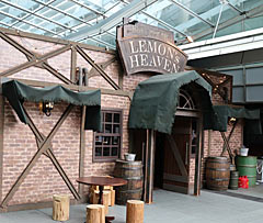 「FINAL FANTASY VII」の酒場が六本木ヒルズ大屋根プラザに期間限定で出現！　凝った店内で“未来のレモンサワー”を楽しもう