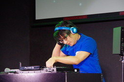 ���������꡼ No.025�Υ���ͥ������ / �ǿ���֥��롼������������ �ե塼���㡼�ѥե����ޡ����פǤϥ��꡼����Υ��ȡ��꡼�⡼�ɤ��о졣�ߥ�DJ�饤�֤�»ܤ��줿����ȯɽ���ݡ���