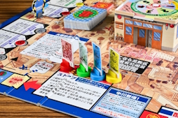 画像ギャラリー No.018のサムネイル画像 / “こち亀”のボードゲームがまともなわけがない!副業&ギャンブルで10億円稼ぐ「ゲーム・ザ・両津勘吉」昭和・平成レトロボードゲーム大百科 第9回