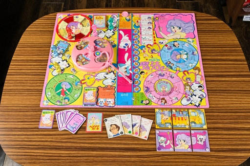 画像ギャラリー No.002のサムネイル画像 / 「クリィミーマミ」「ペルシャ」「マジカルエミ」,3人の魔法少女がそろい踏み! 昭和・平成レトロボードゲーム大百科 第14回