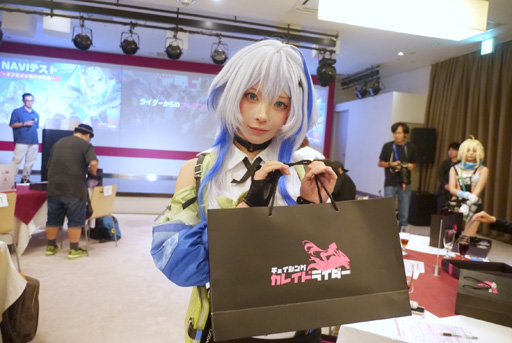 Galeria de imagens No.040 Imagem de miniatura / Uma linda garota montando uma motocicleta atravessa uma cidade em um futuro próximo. Relatório sobre a sessão de avaliação antecipada para o novo RPG de smartphone