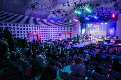 ���������꡼ No.004�Υ���ͥ������ / �桼�ӡ��������եȼ�š�FPS Day X�ײ���ݡ��ȡ���UBIDAY�פΰ����ҤϷ����Ѥ������⥳�ߥ�˥ƥ��򲹤�³���Ƥ���