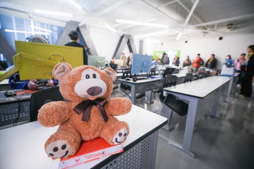 ���������꡼ No.027�Υ���ͥ������ / �桼�ӡ��������եȼ�š�FPS Day X�ײ���ݡ��ȡ���UBIDAY�פΰ����ҤϷ����Ѥ������⥳�ߥ�˥ƥ��򲹤�³���Ƥ���