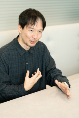 ���������꡼ No.004�Υ���ͥ������ / �Υ��󥿥ӥ塼�ϡ֥ǥ���󥹥ȡ��꡼ �����ॹ�ȥ�󥸥㡼�פ����ڤˤ����Τϡ��ǥ����οʲ��ȥ����������Ū�����򤵡���꡼���ޤǤβ����亣���ȯ�ؤ����