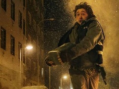 “バイオ（810）の日”を記念した，映画「バイオハザード」の日本限定特別予告が公開に。不穏な医療バッグを運ぶ，配達員の姿を描く