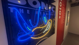 画像ギャラリー No.021のサムネイル画像 / 「ソニック」35周年を記念した展覧会「SONIC the Exhibition -ACROSS GENERATIONS-」レポート。愛あふれるアート作品や初出しの貴重な資料などを展示