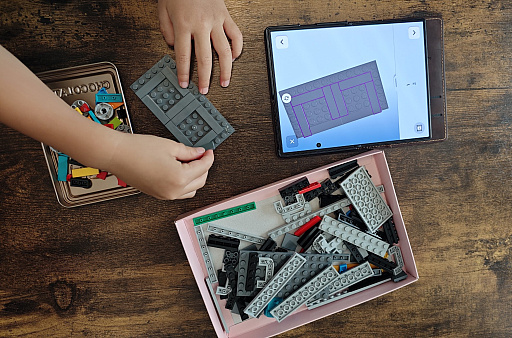 画像ギャラリー No.005のサムネイル画像 / 押せる! 開く! ピポサルもいる! 「レゴ PlayStation」は組み立てる工程すらエモい大人のレゴだった【放課後れびゅあーず!】