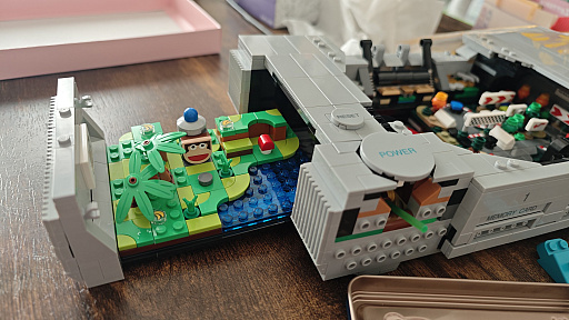 画像ギャラリー No.012のサムネイル画像 / 押せる! 開く! ピポサルもいる! 「レゴ PlayStation」は組み立てる工程すらエモい大人のレゴだった【放課後れびゅあーず!】
