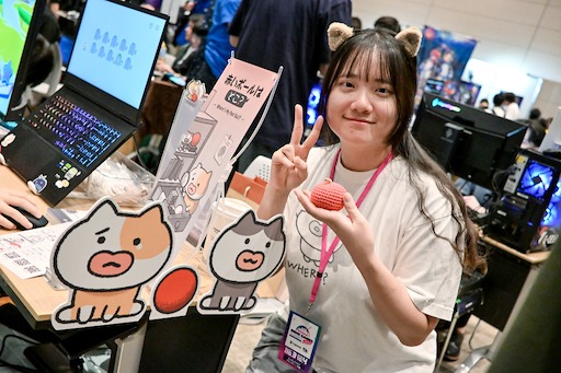 画像ギャラリー No.002のサムネイル画像 / ボールを渡した瞬間の，ネコの幸せそうな顔がたまらない。「私の赤いボールはどこだ?」は親子の話から姉妹の物語へ［OIGS2026］