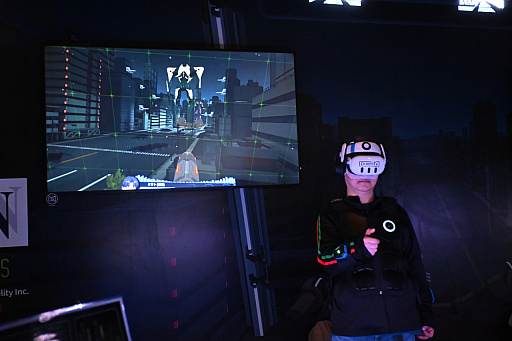 画像ギャラリー No.011のサムネイル画像 / ［プレイレポ］NERV士官候補生となって「新世紀エヴァンゲリオン」の世界を体験。VRとMRを融合させたXRゲーム「EVANGELION: Δ CROSS REFLECTIONS」