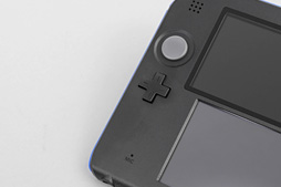 画像ギャラリー No.013のサムネイル画像 / 「Nintendo 2DS」分解レポート。立体視非対応の“廉価版3DS”,その中身は?