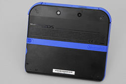 画像ギャラリー No.015のサムネイル画像 / 「Nintendo 2DS」分解レポート。立体視非対応の“廉価版3DS”,その中身は?