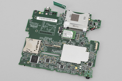 画像ギャラリー No.024のサムネイル画像 / 「Nintendo 2DS」分解レポート。立体視非対応の“廉価版3DS”,その中身は?