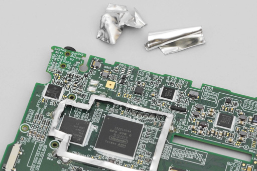 画像ギャラリー No.027のサムネイル画像 / 「Nintendo 2DS」分解レポート。立体視非対応の“廉価版3DS”,その中身は?