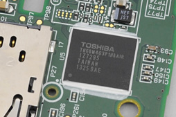 画像ギャラリー No.030のサムネイル画像 / 「Nintendo 2DS」分解レポート。立体視非対応の“廉価版3DS”,その中身は?