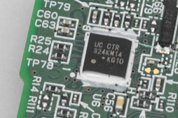 画像ギャラリー No.031のサムネイル画像 / 「Nintendo 2DS」分解レポート。立体視非対応の“廉価版3DS”,その中身は?