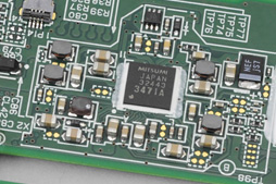 画像ギャラリー No.032のサムネイル画像 / 「Nintendo 2DS」分解レポート。立体視非対応の“廉価版3DS”,その中身は?