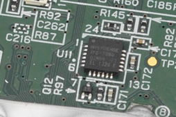 画像ギャラリー No.033のサムネイル画像 / 「Nintendo 2DS」分解レポート。立体視非対応の“廉価版3DS”,その中身は?