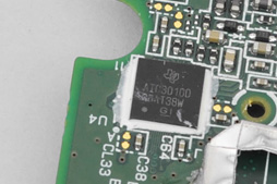 画像ギャラリー No.034のサムネイル画像 / 「Nintendo 2DS」分解レポート。立体視非対応の“廉価版3DS”,その中身は?