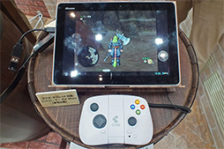 画像ギャラリー No.003のサムネイル画像 / クラウド版ドラクエXの試遊デモから各社の未発表スマホまで,CEATEC JAPAN 2013で見た最新スマホ&タブレットをレポート