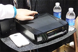 ���������꡼ No.011�Υ���ͥ������ / ��CES 2015��PS Vita���ǥ�����Ρȥ�����ѥå��դ����ޥۡɡ�W1 3D�פ�Ÿ������ȯ�������ޤ����äƤ���