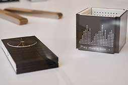 ���������꡼ No.045�Υ���ͥ������ / ���λ���ˤ����ߤ���������Υ��󥻥ץȥ�ǥ���о졣�̿��Ǹ����au Design project 15��ǯ��ǰŸ����ץ�ݡ���