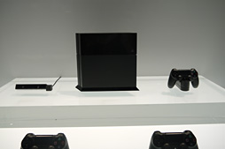 画像集#002のサムネイル/［E3 2013］PlayStation 4にさっそく触ってみた。「DUALSHOCK 4」は持ちやすさとアナログスティック＆トリガーの操作性が向上