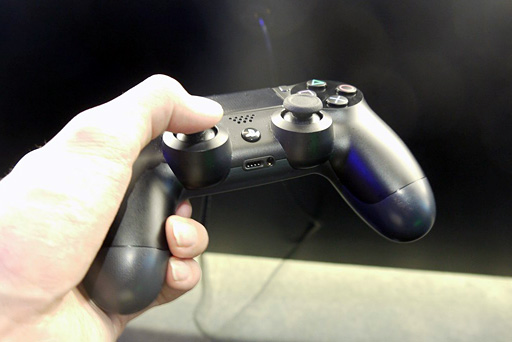 画像集#006のサムネイル/［E3 2013］PlayStation 4にさっそく触ってみた。「DUALSHOCK 4」は持ちやすさとアナログスティック＆トリガーの操作性が向上