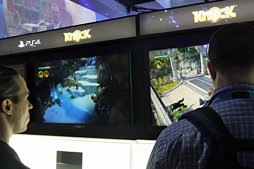 画像集#010のサムネイル/［E3 2013］PlayStation 4にさっそく触ってみた。「DUALSHOCK 4」は持ちやすさとアナログスティック＆トリガーの操作性が向上