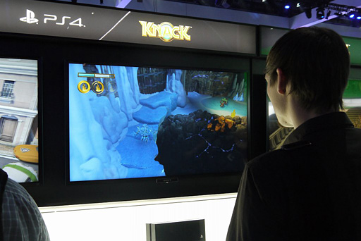 画像集#011のサムネイル/［E3 2013］PlayStation 4にさっそく触ってみた。「DUALSHOCK 4」は持ちやすさとアナログスティック＆トリガーの操作性が向上