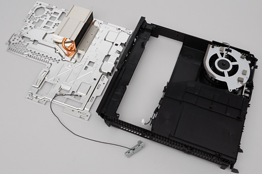 画像集#053のサムネイル/「PlayStation 4」分解レポート。AMDのカスタムAPUを搭載する新世代マシンは，とてもゲーム機らしいゲーム機だった