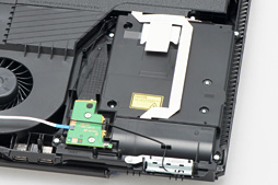 画像集 No.018のサムネイル画像 / 新型PS4「CUH-1200」分解レポート。軽量化と省電力化を実現した背景には，筐体と基板のシンプル化があった