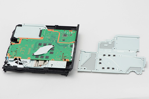 画像集 No.029のサムネイル画像 / 新型PS4「CUH-1200」分解レポート。軽量化と省電力化を実現した背景には，筐体と基板のシンプル化があった