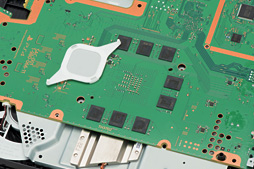 画像集 No.033のサムネイル画像 / 新型PS4「CUH-1200」分解レポート。軽量化と省電力化を実現した背景には，筐体と基板のシンプル化があった