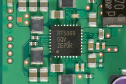 画像集 No.054のサムネイル画像 / 新型PS4「CUH-1200」分解レポート。軽量化と省電力化を実現した背景には，筐体と基板のシンプル化があった