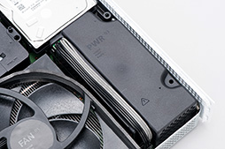 画像集 No.040のサムネイル画像 / 「Xbox One S」分解レポート。内部構造のシンプルさは維持しつつ，カスタムAPUの低消費電力効果を小型化に活かしたマシンだった