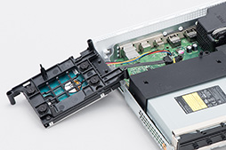 画像集 No.047のサムネイル画像 / 「Xbox One S」分解レポート。内部構造のシンプルさは維持しつつ，カスタムAPUの低消費電力効果を小型化に活かしたマシンだった