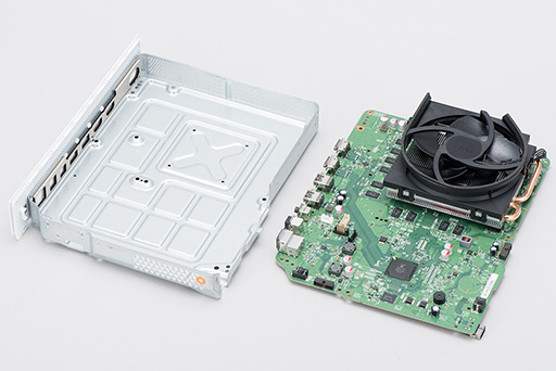 画像集#051のサムネイル/「Xbox One S」分解レポート。内部構造のシンプルさは維持しつつ，カスタムAPUの低消費電力効果を小型化に活かしたマシンだった