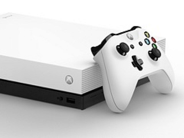 白モデルの「Xbox One X」と「Xbox Elite Wireless Controller」が