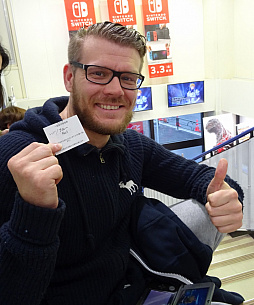 画像ギャラリー No.001のサムネイル画像 / Nintendo Switchが本日発売。当日販売分を求める人が列を作った新宿周辺の販売店の模様をレポート