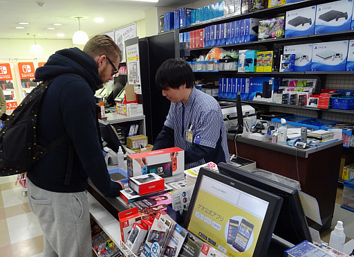 画像集#002のサムネイル/Nintendo Switchが本日発売。当日販売分を求める人が列を作った新宿周辺の販売店の模様をレポート